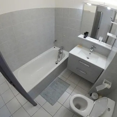 Bord De Avec Piscine Apartman